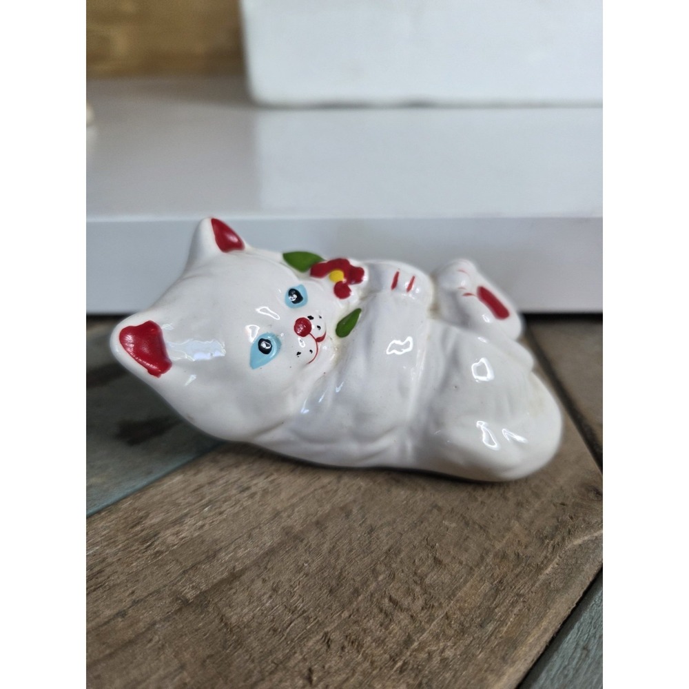 Vintage White Ceramic Kitten Cat Blue eyes Flower Spring Kitty 90s‎ Y2K Laying